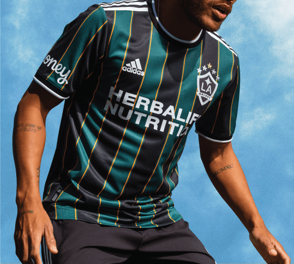 "Nos entusiasma dar a conocer a la que será nuestra camiseta secundaria por las dos próximas temporadas", dijo en un comunicado Chris Klein, presidente de LA Galaxy.
<br>