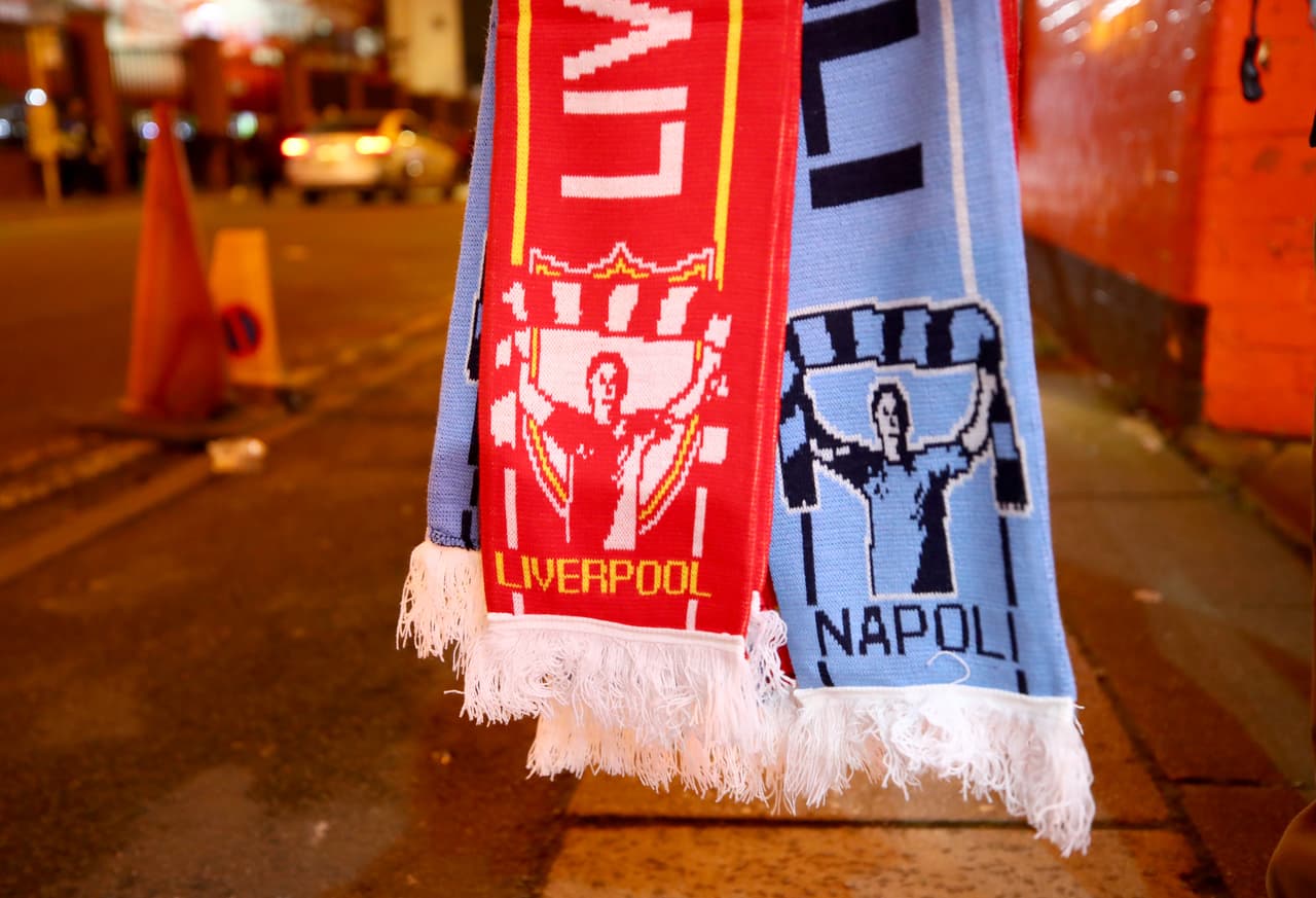 La ciudad de Liverpool se contagió de la fiebre de Champions League en el último partido del Grupo C, donde su equipo debe vencer en Anfield a Napoli por dos goles para depender de si mismo.