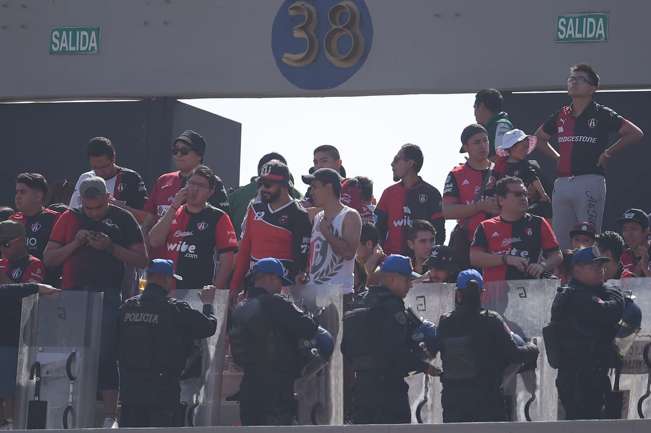 Los hinchas rojinegros hicieron acto de presencia en el estadio Olímpico Universitario.