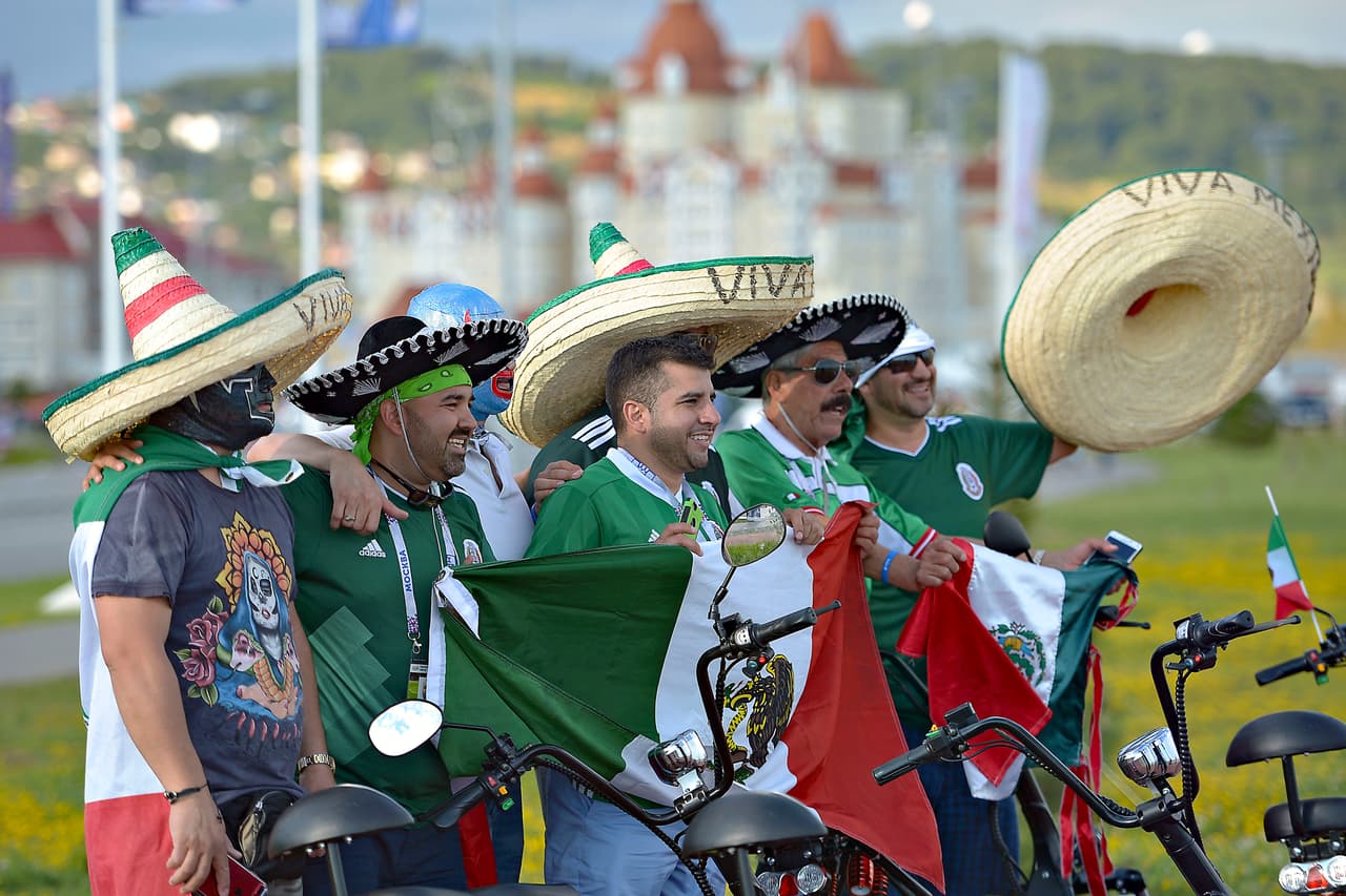 Tenía que haber foto grupal. Mucha actitud, la misma que caracteriza a la afición mexicana en cada torneo de la FIFA.
