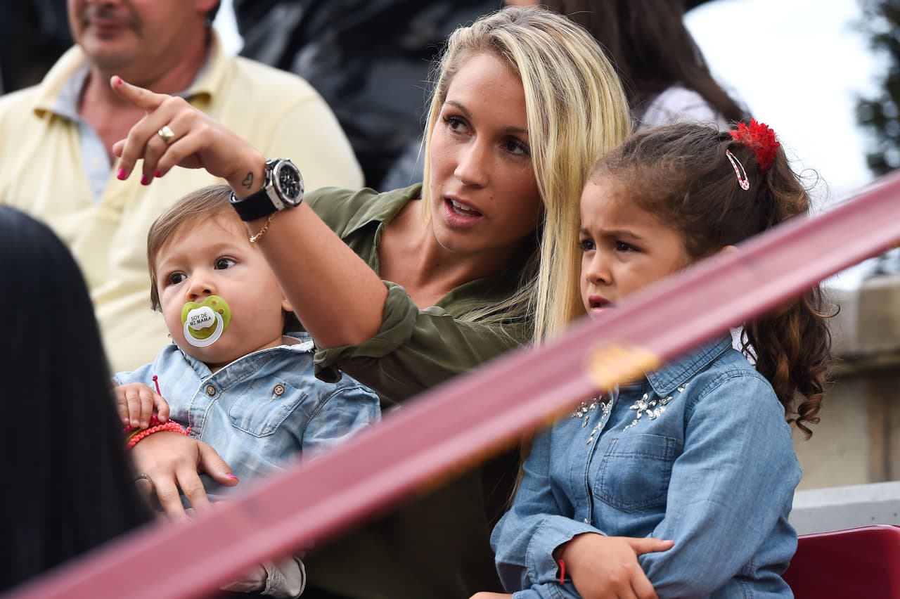 Sofía cuida a Delfina y a Benjamín como su vida y de paso apoya a su esposo como un hijo más. Incluso cuenta que cuando lo ha visto mal llora a solas para no afectar al futbolista.