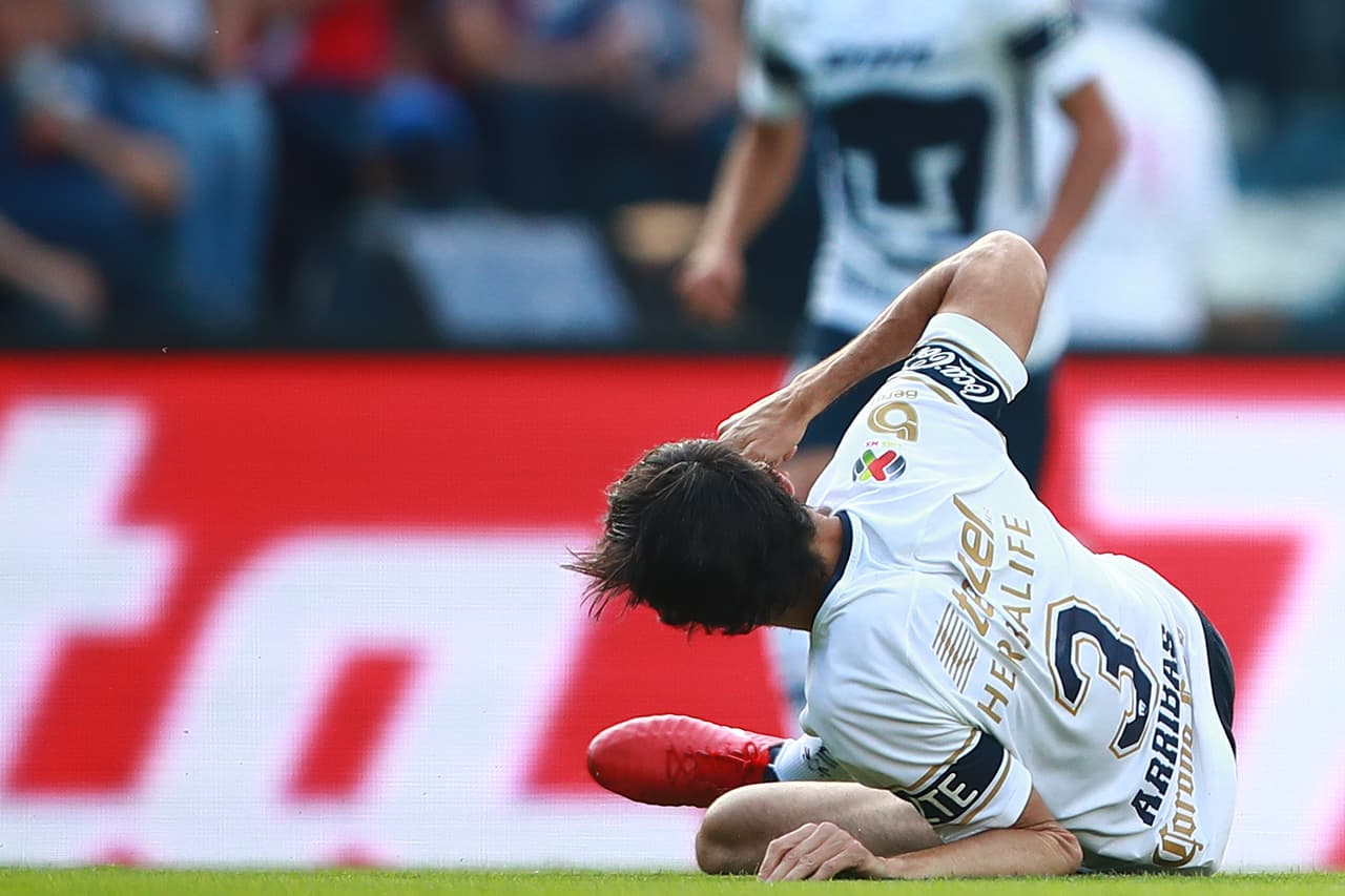 El defensor español de los Pumas, Alejandro Aribas, sufrió una terrible lesión en el codo izquierdo.