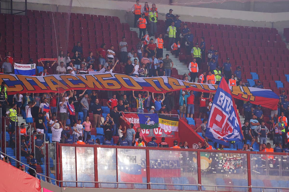 Los fanáticos rusos celebran la victoria en el Estadio Senol Gunes, para ser líderes del Grupo 2 de la LIga B de la UEFA Nations League.