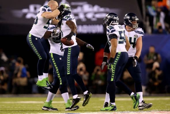 El equipo felicitando la acción de Cancellor.