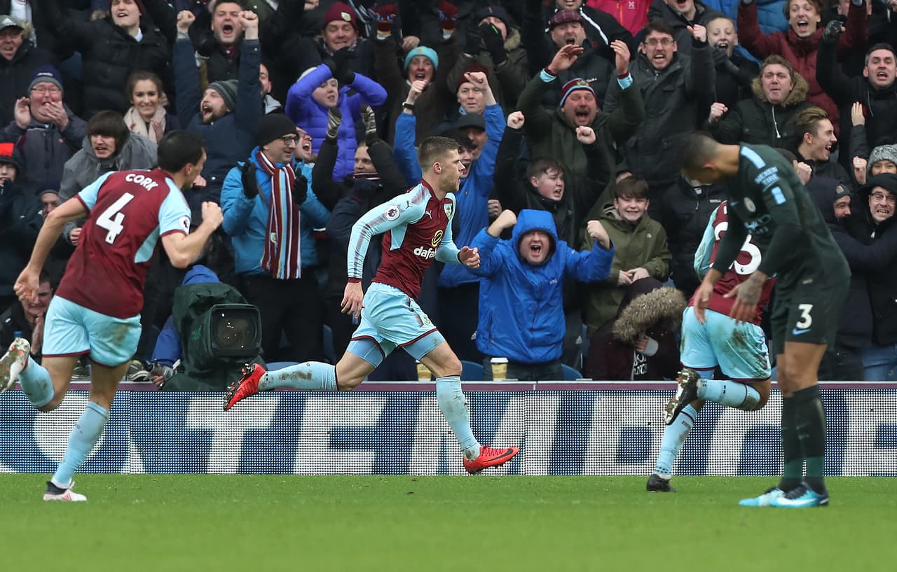 El extremo se anticipó a Walker y con un toque de primera mandó la pelota al fondo, a pesar del esfuerzo de Ederson, que alcanzó a desviarla.
