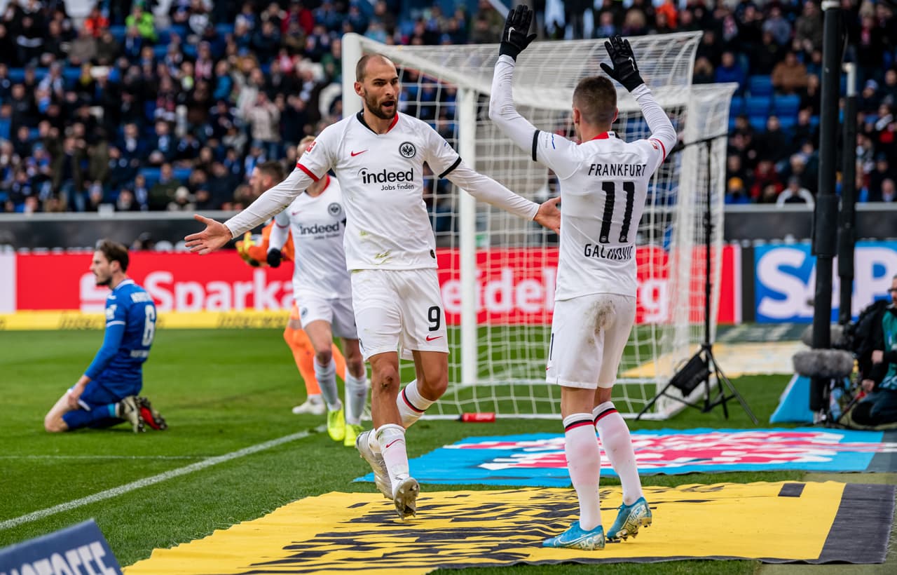 Dost (18’) abrió el marcador para Frankfurt, Stafylidis (48’) emparejó el encuentro y Chandler (62’) anotó el gol de la victoria.