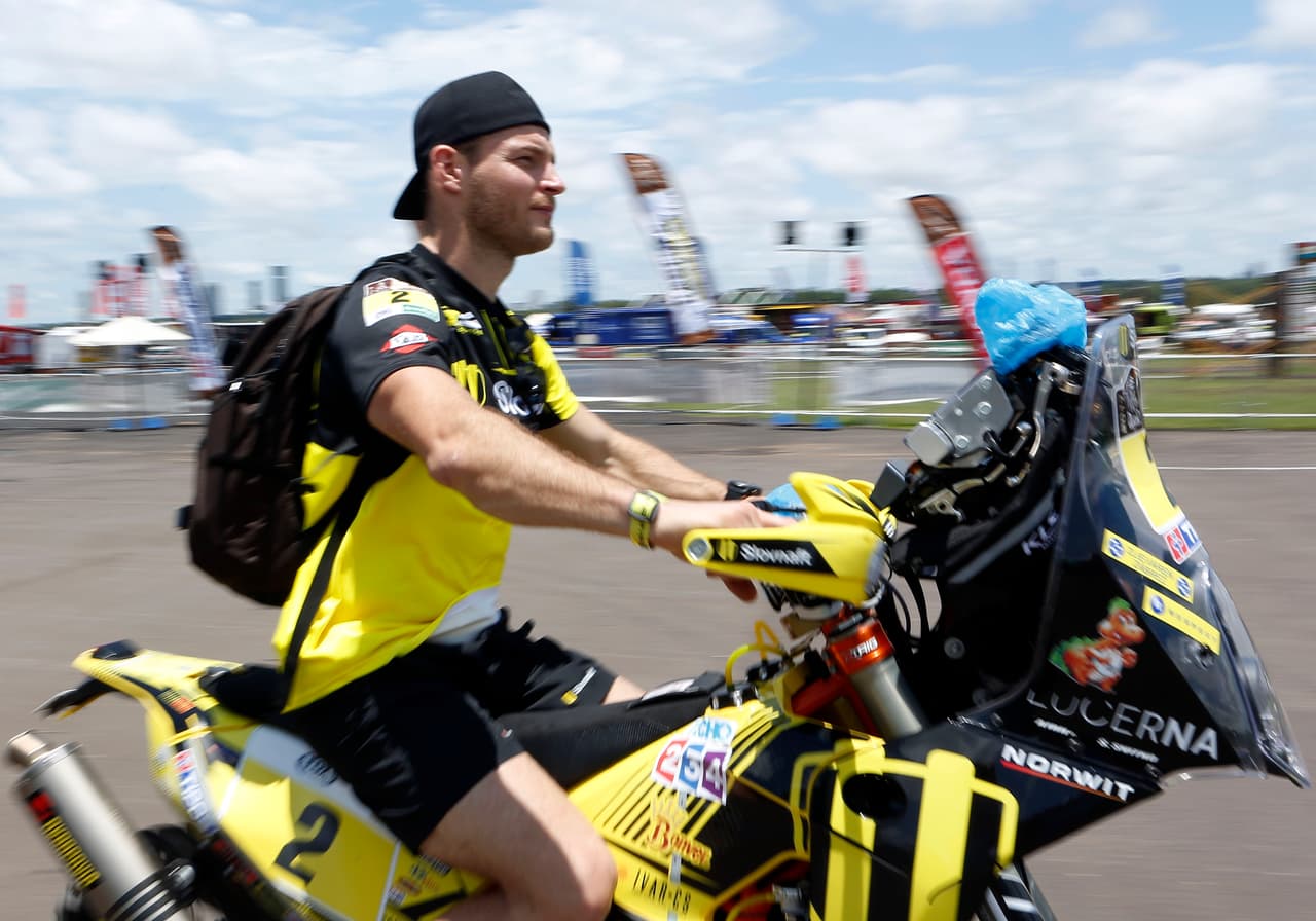 El presidente de Paraguay, Horacio Cartes, y el de Bolivia, Evo Morales, despidieron a la caravana del Dakar en el podio de largada en Asunción en la previa del comienzo el lunes 2 de enero, cuyo trayecto recorre territorio de ambos países más Argentina. El acto simbólico congregó a decenas de miles para la travesía que finaliza el 14 de enero en Buenos Aires.