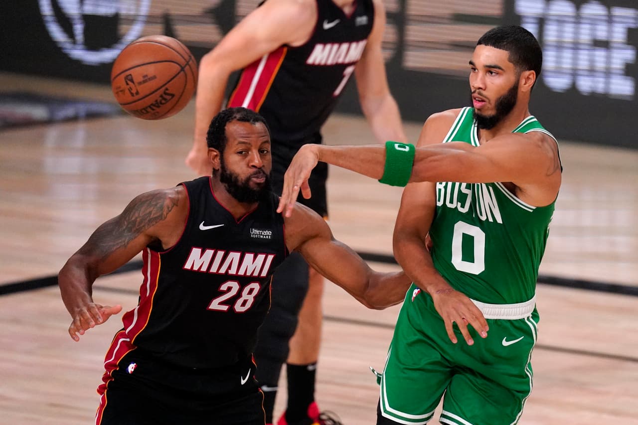 El novato Tyler Herro se echa al equipo de Miami al hombro y anota 37 puntos en la victoria 109-112 sobre los Boston Celtics.