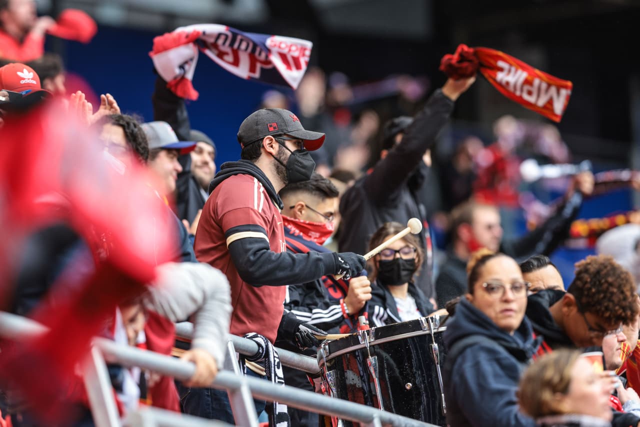 El público se congregó en buena forma en el estadio del área triestatal.