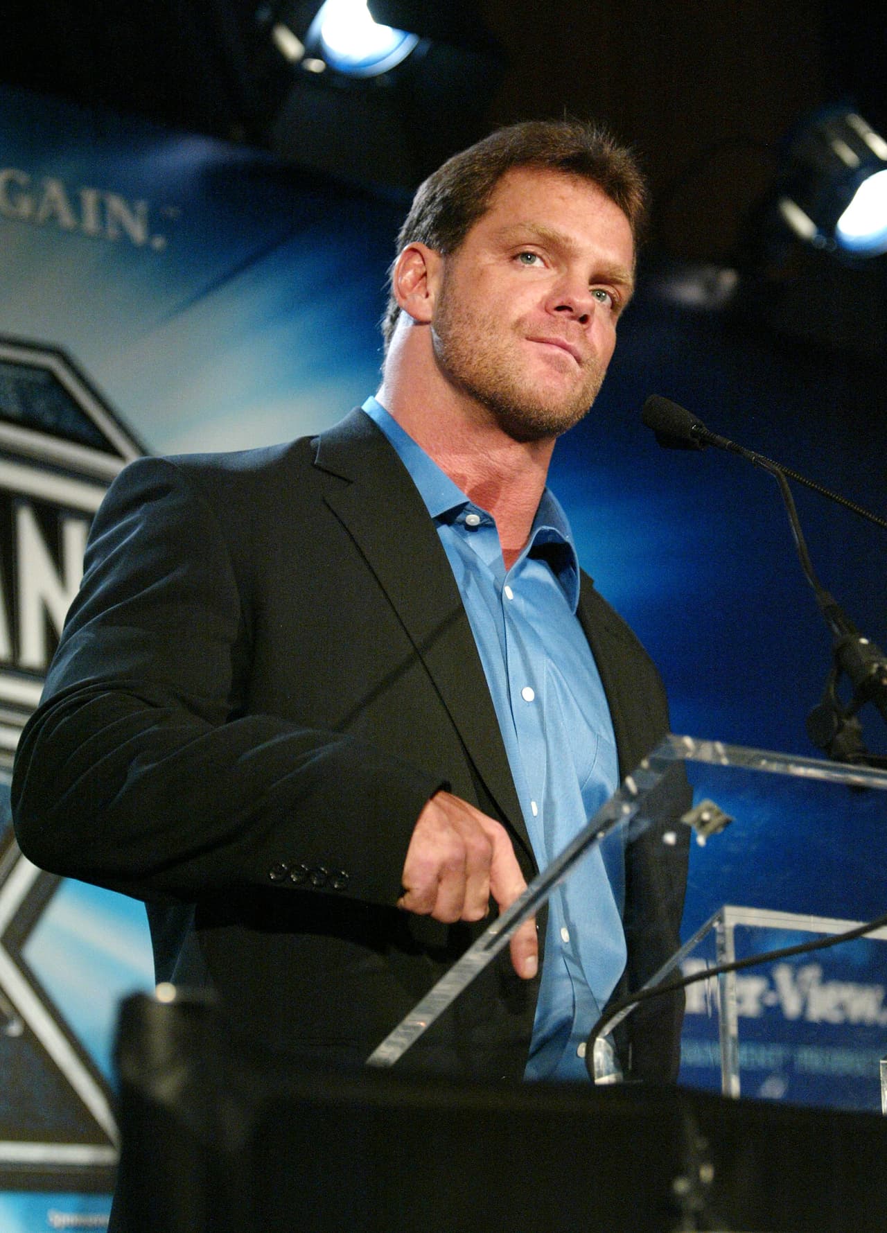 <b>Chris Benoit</b>: luchador profesional canadiense. Perdió la vida en el 2007, a sus 40 años. Tras una exitosa carrera de mucha fama y golpes, el deportista habría asesinado a su esposa e hijo y después se suicidó. Las autoridades señalaron después de la investigación, que sufría de demencia y su cerebro estaba severamente dañado.
<br>
<br>