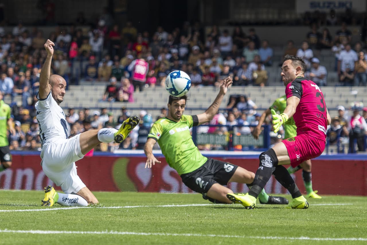 Carlos González se pierde una oportunidad importante de gol, no llega su remate.