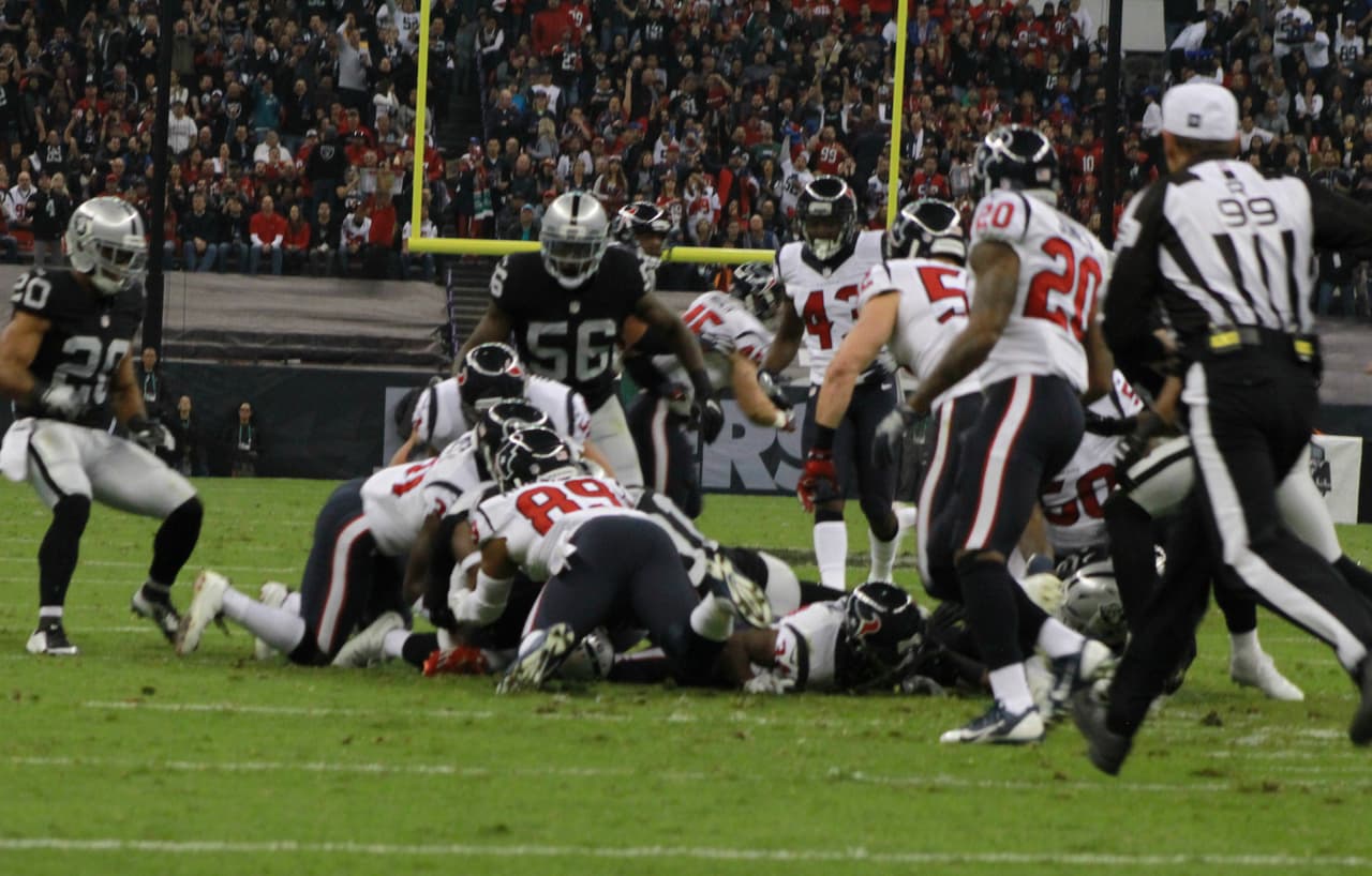 Te presentamos las mejores imágenes que nos dejó el juego entre Raiders y Texans en la cancha del estadio Azteca de la ciudad de México.