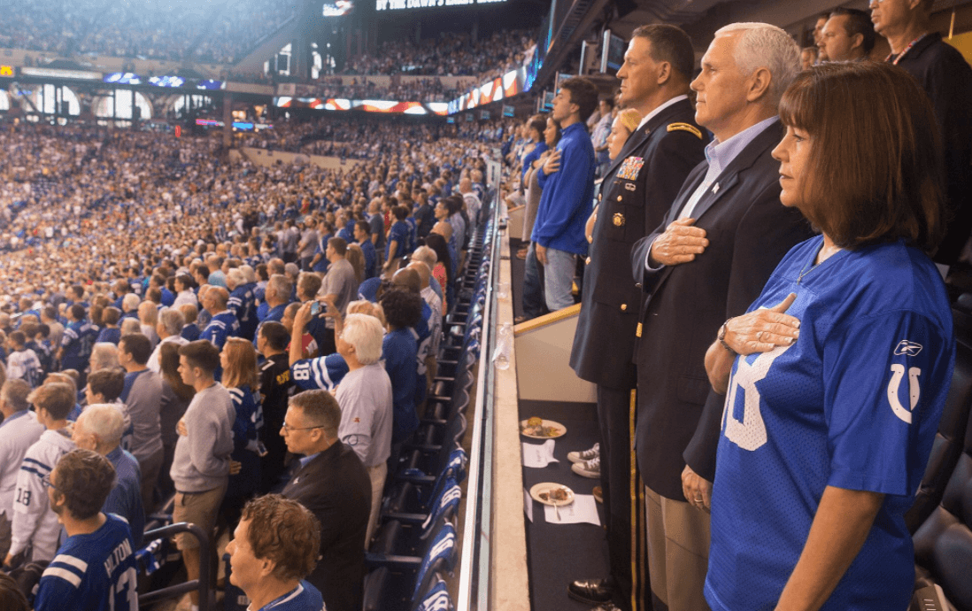 Mike Pence se retira de un partido de los Indianapolis Colts luego de que los jugadores se arrodillaran 