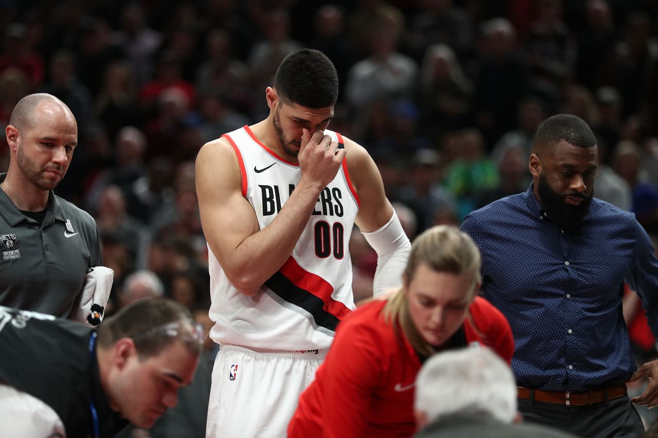 En la noche del lunes, en el triunfo de los Portland Trail Blazer ante Brooklyn Nets, el pívot Jusuf Nurkic tuvo que dejar la duela en camilla después de sufrir una impresionante lesión en su pierna izquierda. El jugador bosnio se fracturó la tibia y el peroné, dejando a todos los presentes en el Moda Center impactados.
