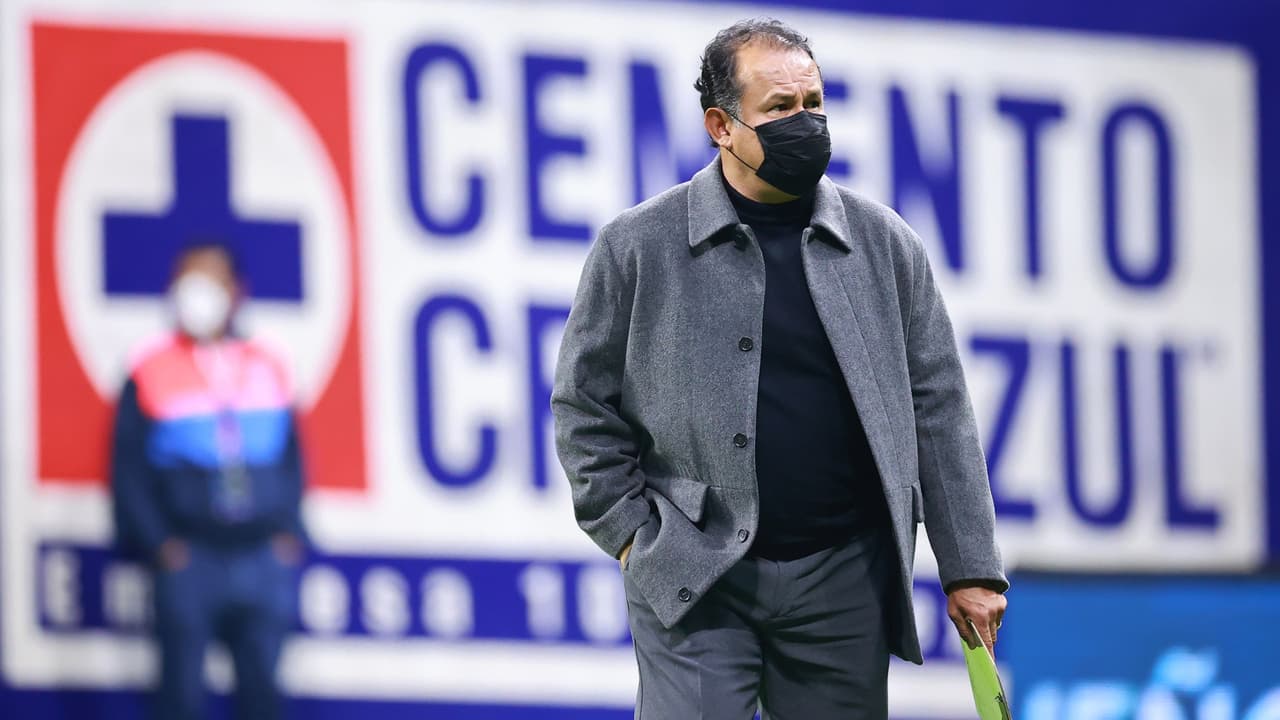 Cruz Azul anuncia la salida de Juan Reynoso como director técnico