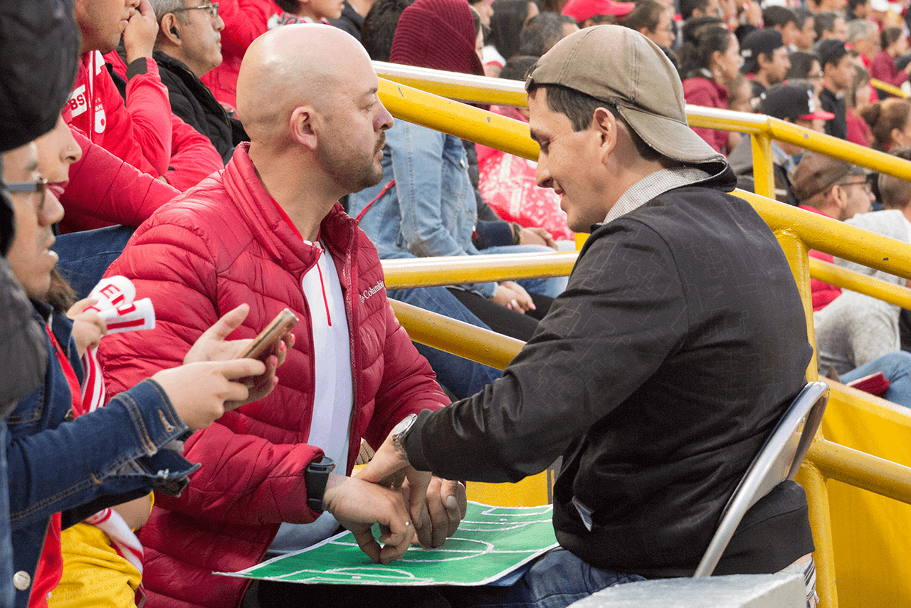 Así permanecen, casi durante los 90 minutos, César y José Richard, haciendo chistes entre sí y disfrutando cada momento del juego.