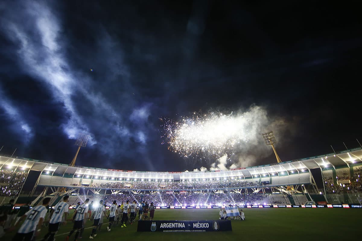 La salida de Argentina y México estuvo adornada por un impresionante espectáculo de fuegos pirotécnicos en el Estadio Mario Alberto Kempes de Córdoba.