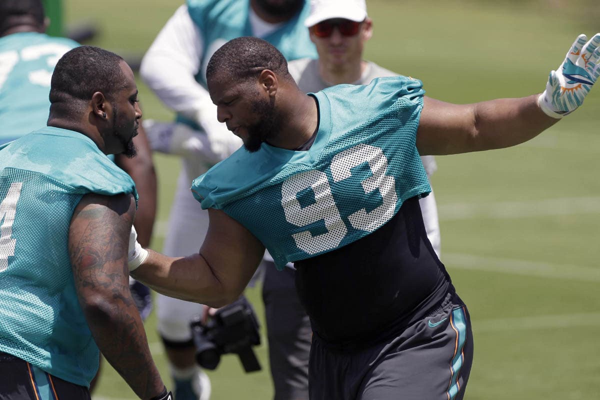La nueva adquisición de los Miami Dolphins, el tackle defensivo Ndamukong Suh, se posicionó en el lugar #24 dentro del Top 100 2015. Checa quiénes más entraron a la lista del 21 al 30 (AP-NFL).