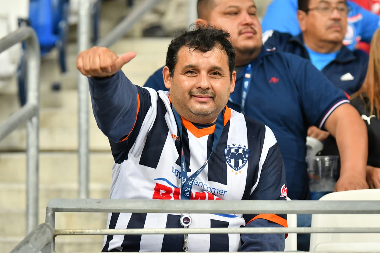 En las tribunas del Estadio BBVA Bancomer se vive la antesala al juego entre Rayados y Cruz Azul por la jornada 12 del Clausura 2019 de la Liga MX.