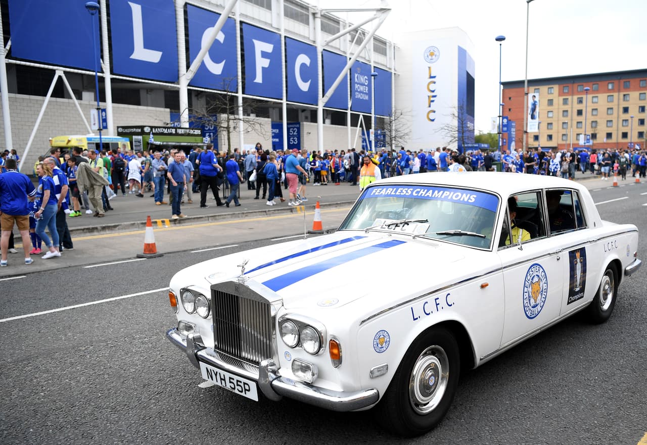 El Leicester vivió un sábado de auténtica fiesta en el estadio Kings Park donde junto a sus miles de aficionados festejó con todo su primer título obtenido de la historia en la Premier League de Inglaterra.