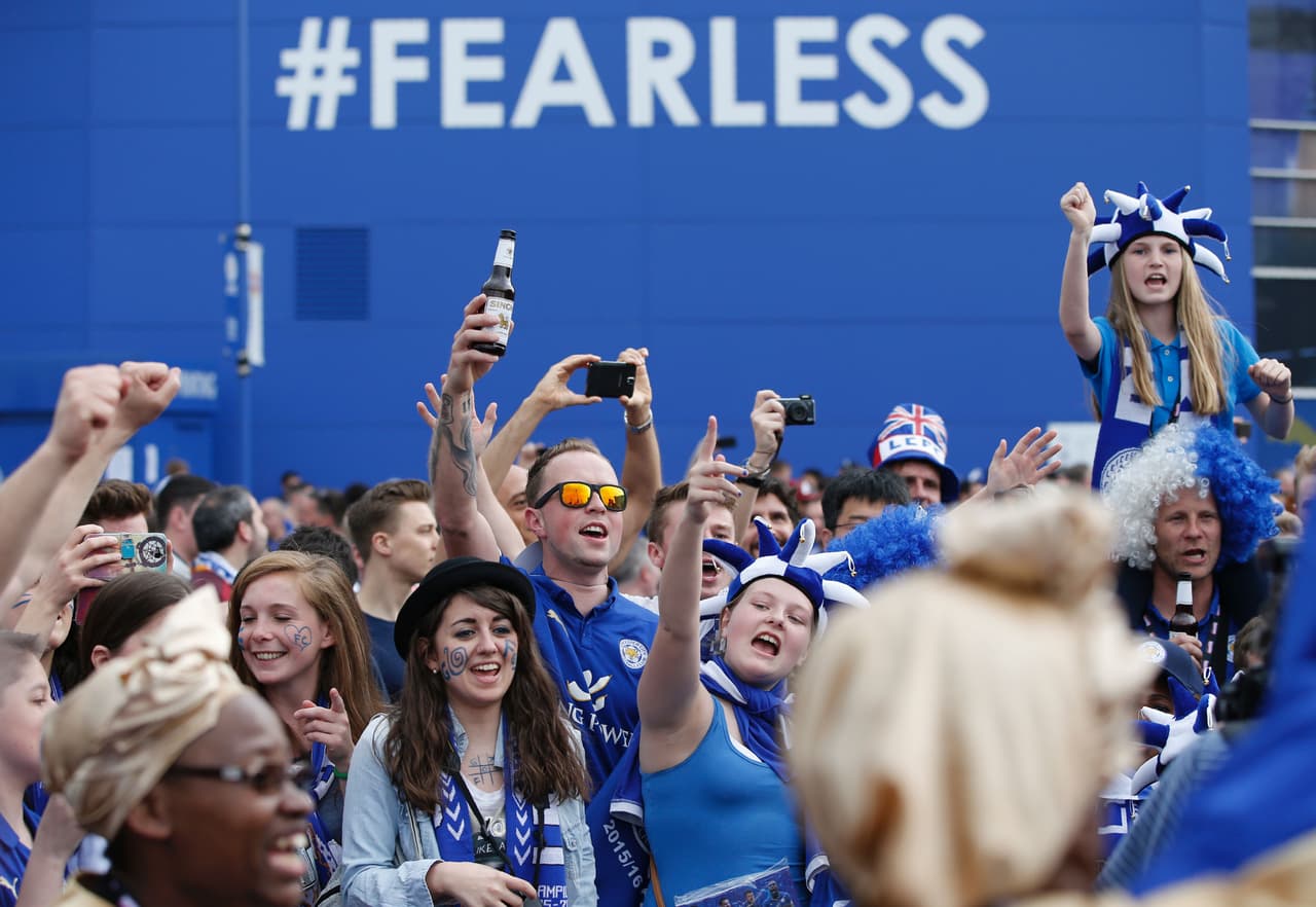Los seguidores de los 'Foxes' no ocultaron sus muestras de cariño a los héroes del Leicester City y presumieron orgullosos los colores del nuevo campeón de la British Premier League.