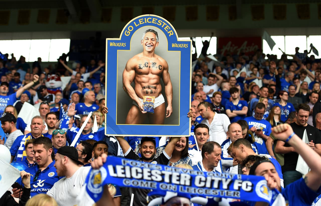 Los seguidores de los 'Foxes' no ocultaron sus muestras de cariño a los héroes del Leicester City y presumieron orgullosos los colores del nuevo campeón de la British Premier League.