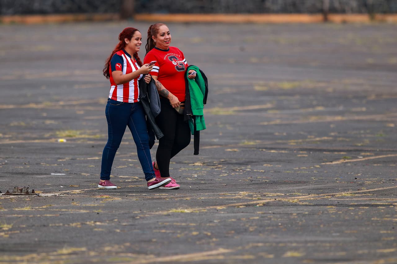 Fanáticos de Chivas en las afueras del Estadio Azteca antes del juego contra Cruz Azul.