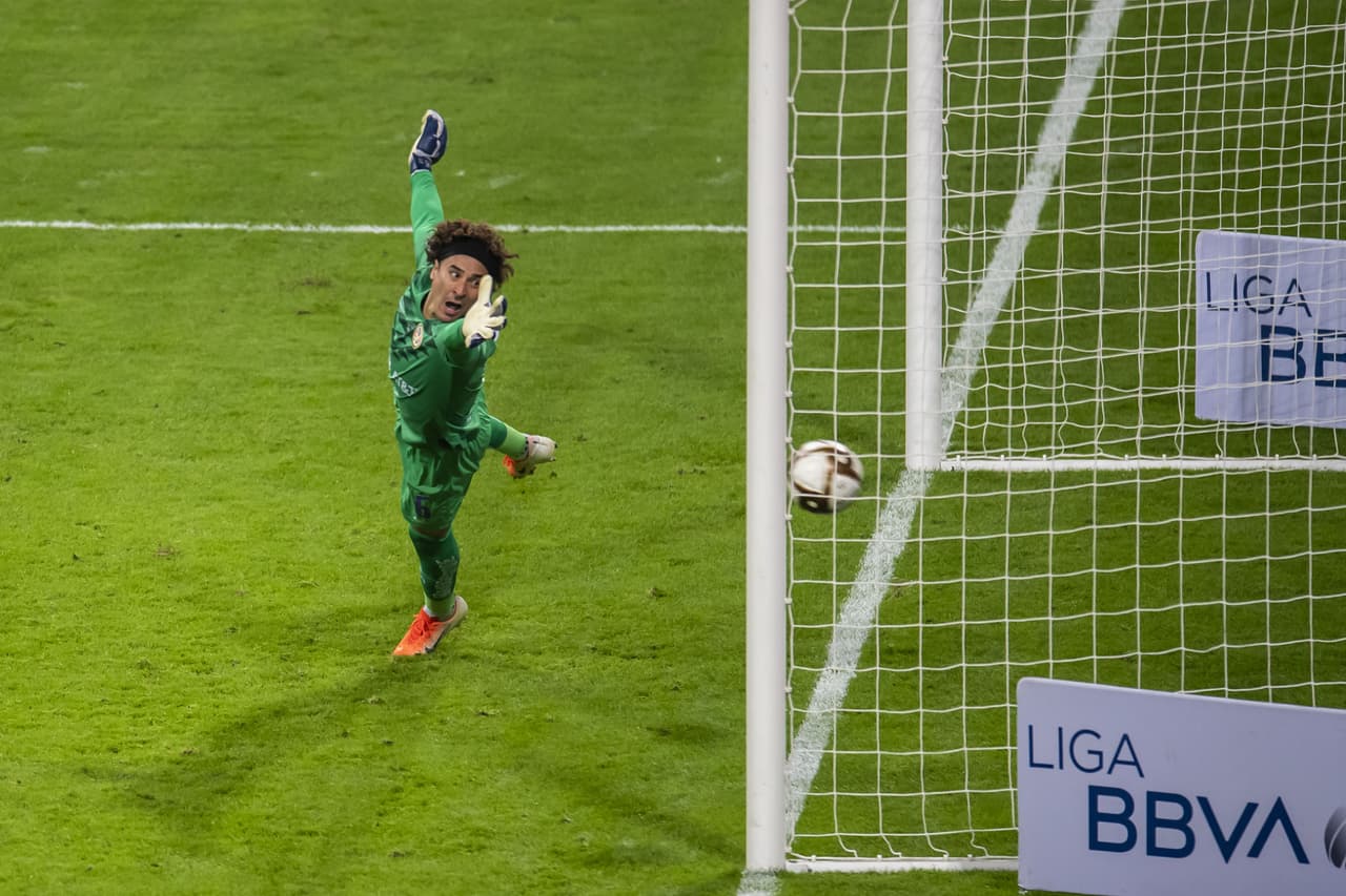 Guillermo Ochoa ecibió su gol 51 con la chilena de Funes Mori y, de este modo, superó a Moisés Muñoz ya que los recibió en menor cantidad con 33 juegos.