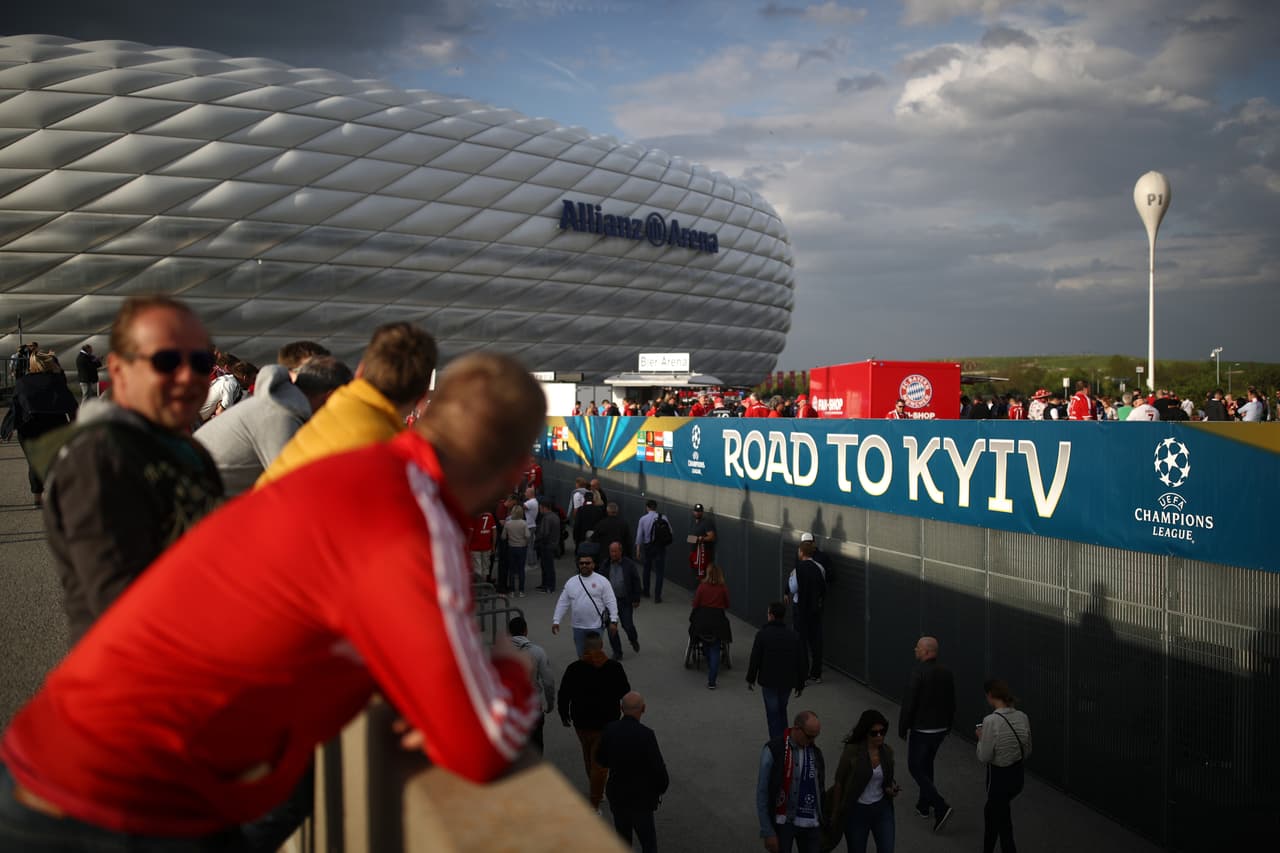 La fiesta de los fanáticos está vestida de color, alegría, compromiso y pasión en este duelo de ida de la semifinal de Championes League entre Bayern Munich y Real Madrid en Alemania.