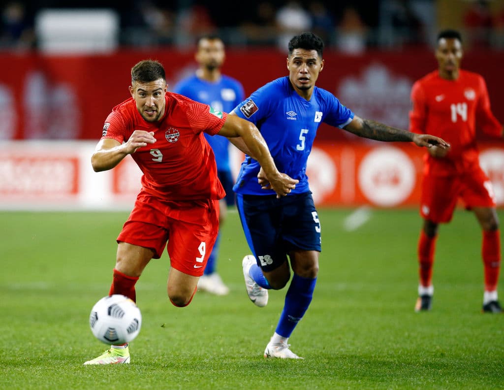 Atiba Hutchinson, Jonathan David y Tajon Buchanan fueron las estrellas canadienses que anotaron en la goleada 3-0 sobre El Salvador.