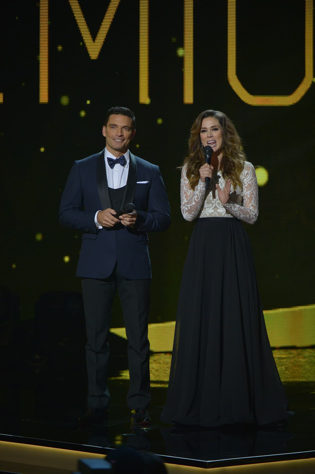 Jacqueline Bracamontes y Julián Gil fueron los encargados de conducir la ceremonia.