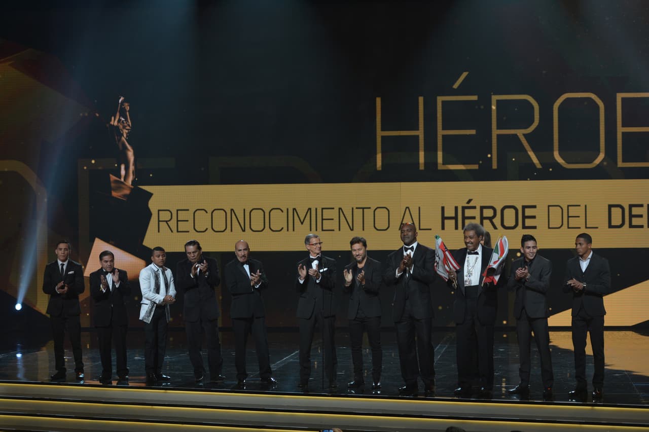 Muchos púgiles y ex boxeadores subieron al escenario para acompañar al hijo de Sulaimán al recibir el premio.