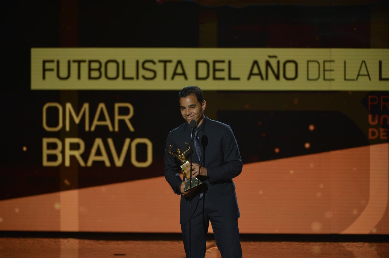 Omar Bravo, delantero de las Chivas, recibió el premio a Mejor Futbolista de la Liga MX, un galardón más que merecido.
