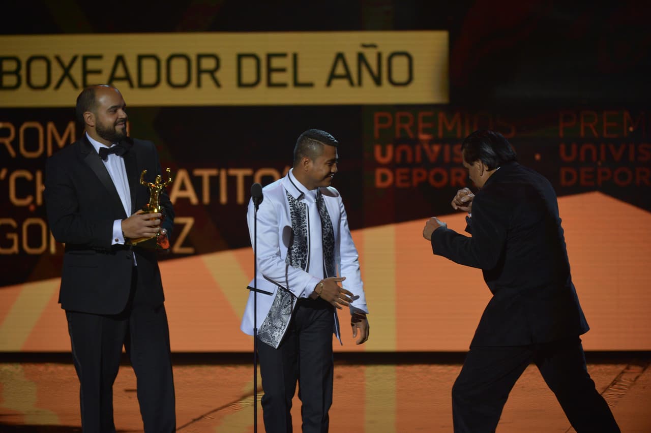 Incluso el "Chocolatito" se dio tiempo de bromear con los ex boxeadores que le dieron el premio.
