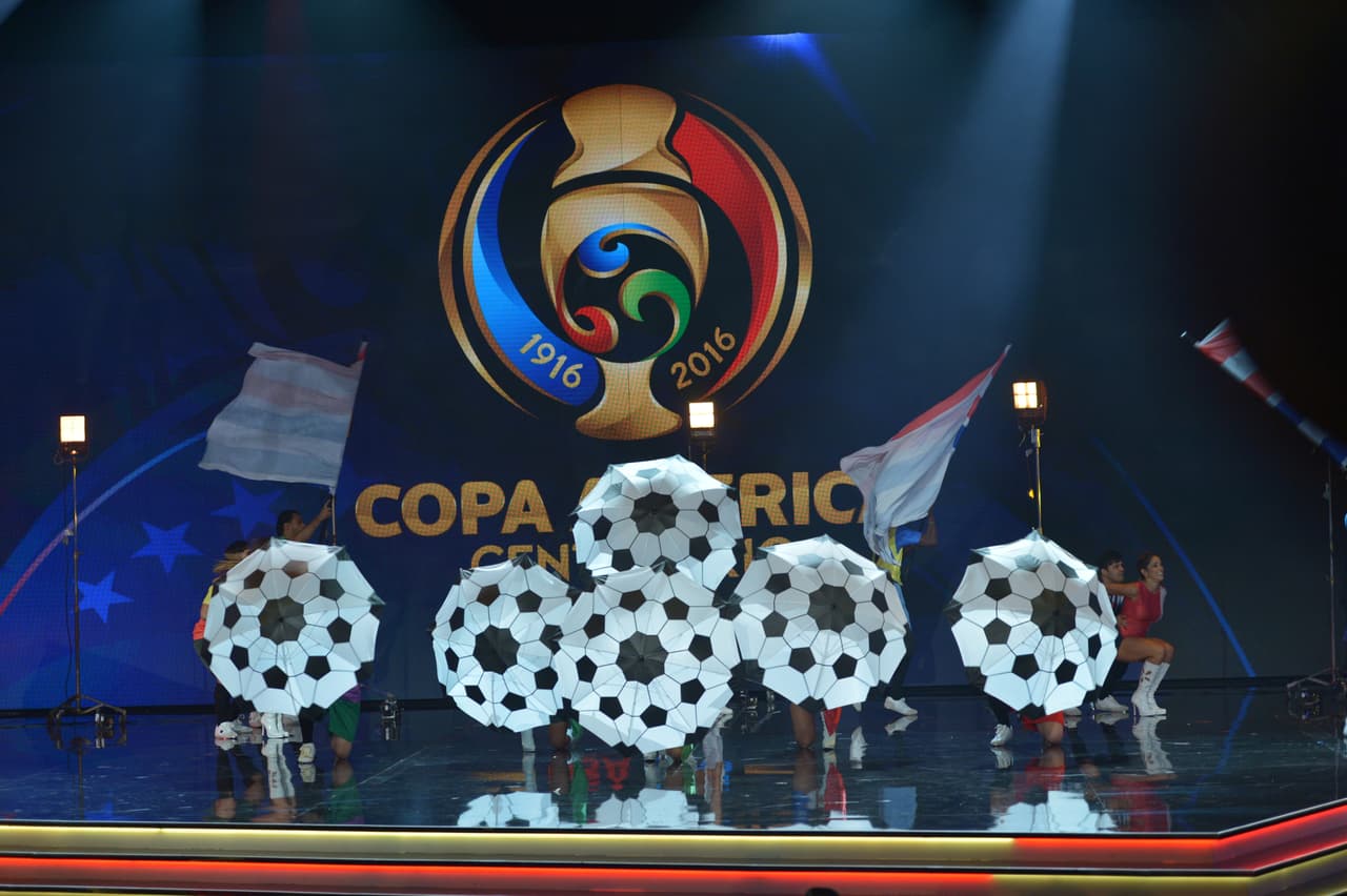 Al final aparecieron sombrillas con balones pintados, muy adoc para el evento que se tendrá lugar en EEUU el próximo verano.