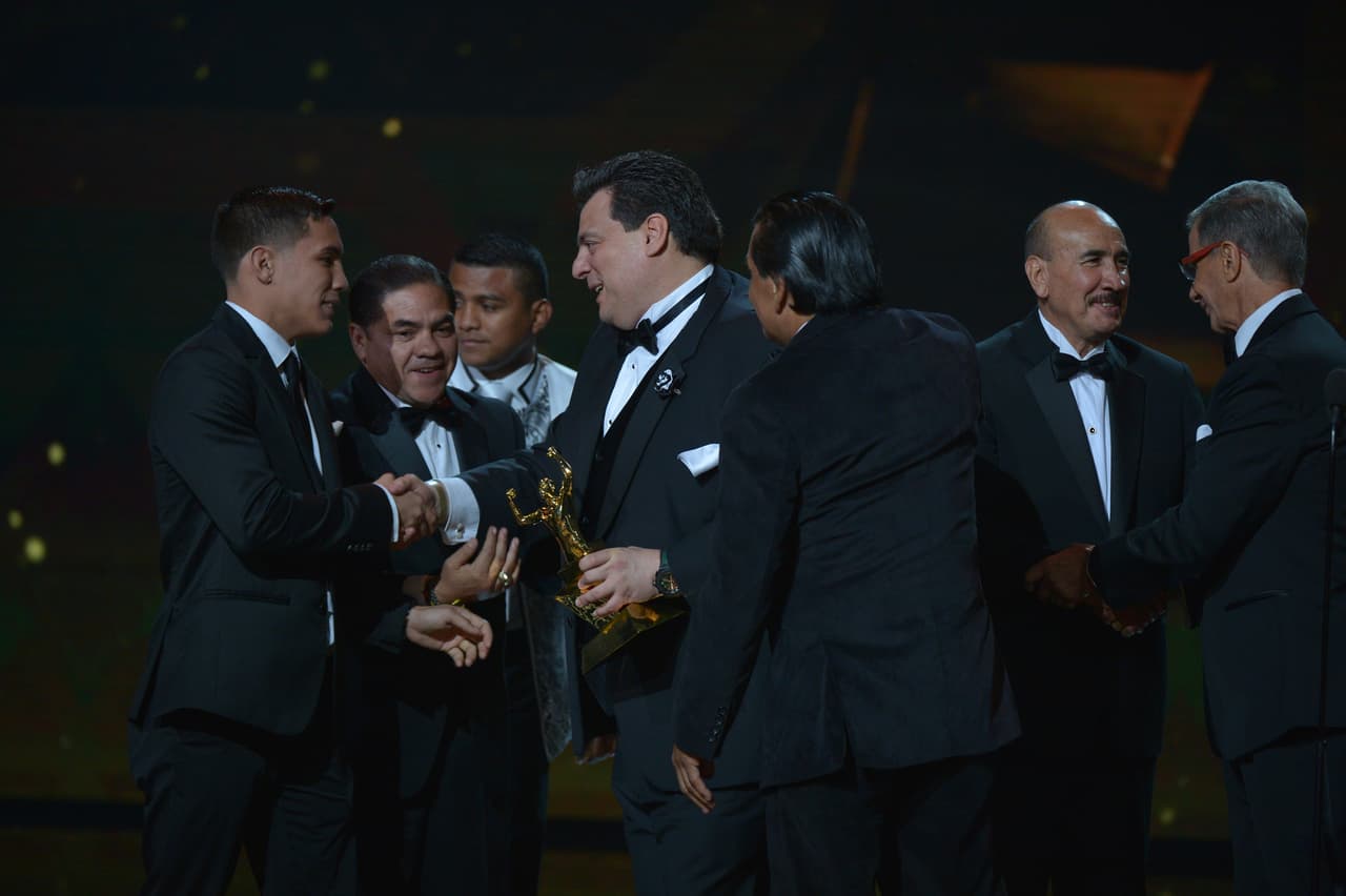 Muchos boxeadores subieron a darle un abrazo al hijo de Sulaimán, por el respeto y aporte de su padre a este deporte.