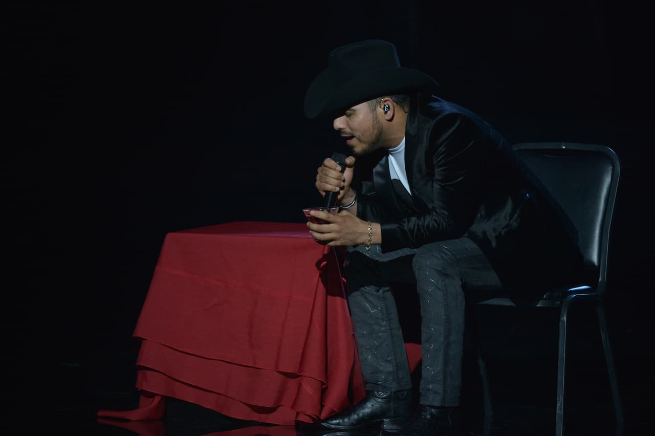 Espínoza Paz puso su toque bohemio con su música llena de sentimiento.