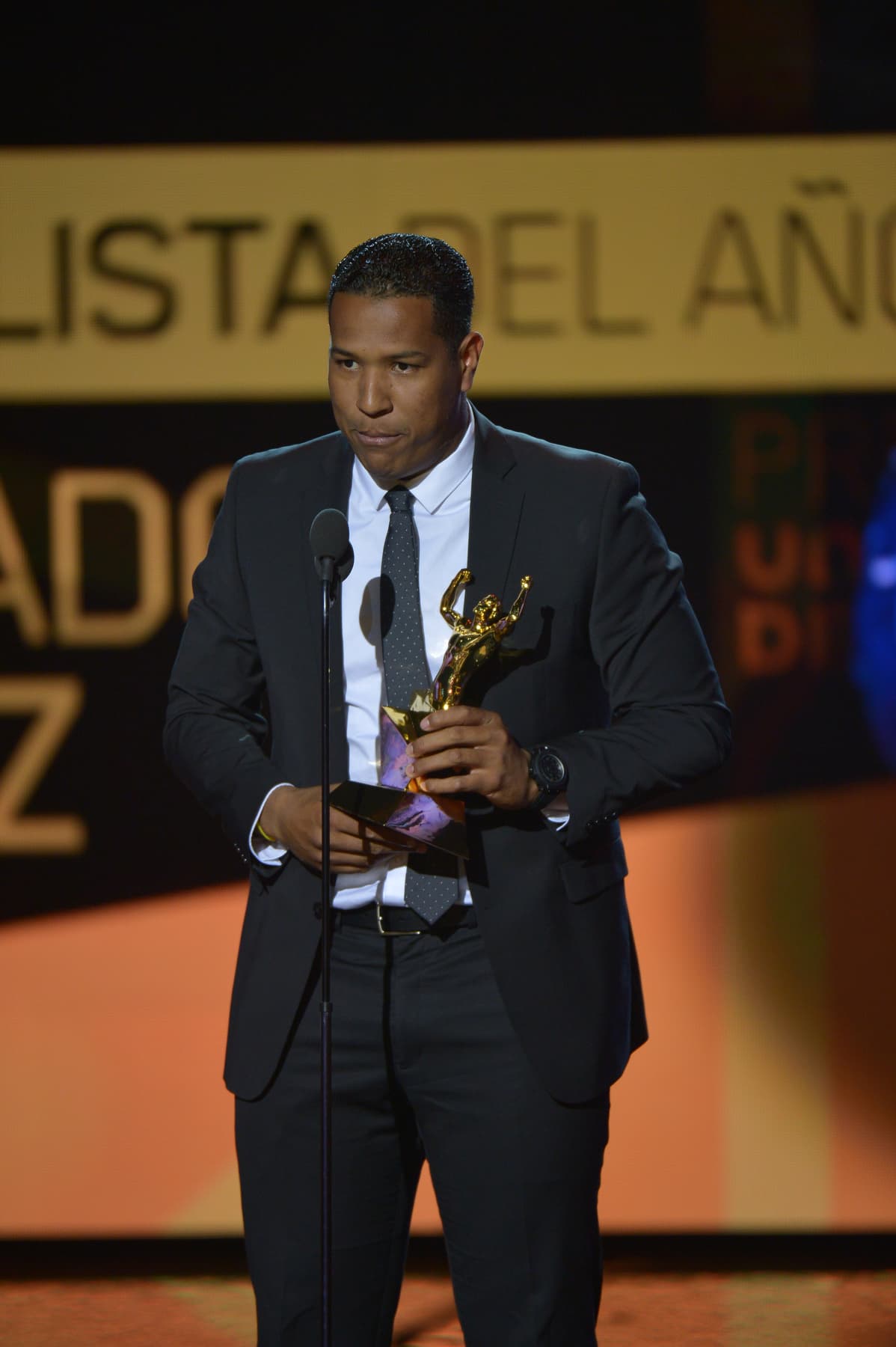 En el deporte de la pelota caliente y los homeruns, el venezolano Salvador Pérez se llevó el reconocimiento al mejor beisbolista latino del año.