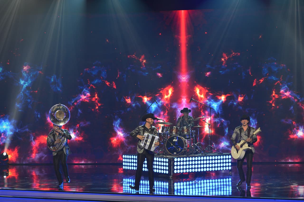 Con su característico sonido del norte de México los asistentes se pararon de sus asientos para bailar a ritmo de Calibre 50.