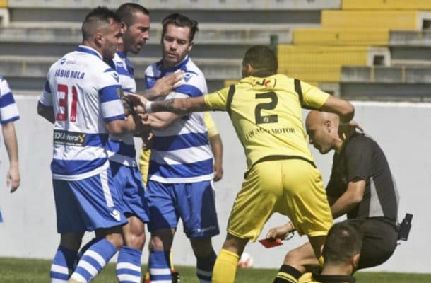 Futbolista fue suspendido 4 años por dar un rodillazo al árbitro