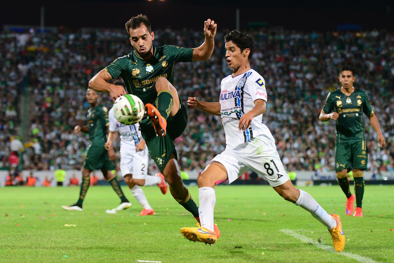 Con Santos tuvo uno de sus mejores momentos durante los dos años que estuvo, pues su buen nivel incluso le dio para llegar a la Selección Mexicana. En 2015, fue parte del Equipo ideal de la Liga MX.
