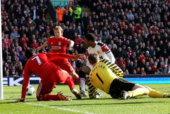 Suárez pudo colar el balón entre defensas y el portero Edwin van der Saar y el esférico se dirigía a la portería.