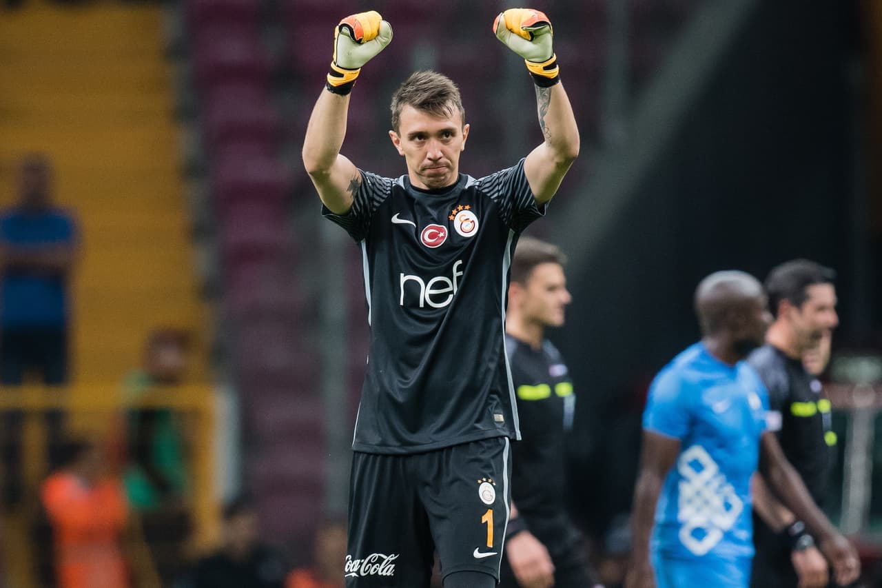 Al principio solo era el Galatasaray el cuadro que se animaba a fichar jugadores de nivel internacional, como el guardameta uruguayo Fernando Muslera, procedente de la Lazio de Italia.