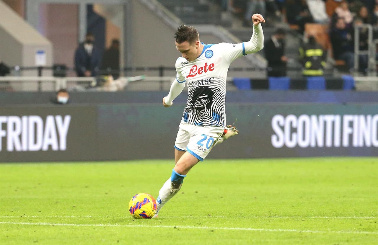 Napoli no pudo ante el Inter y cae 2-3 tras partidazo en la Serie A. Zielinski y Mertens anotaron para la escuadra 'Azzurri', mientras que Calhanoglu, Perisic y Lautaro le dieron la victoria a los de Milan; el 'Chucky' Lozano jugó 75 minutos.