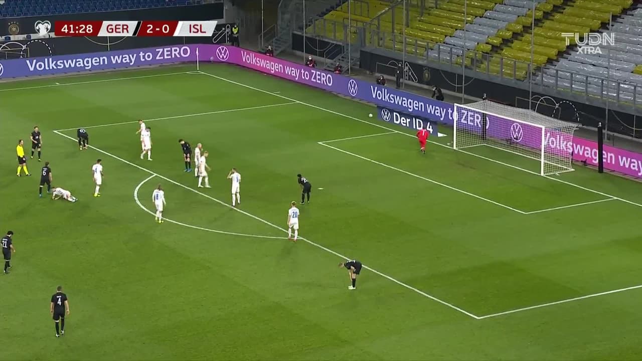 ¡TIRO ATAJADO! disparo por Joshua Kimmich.