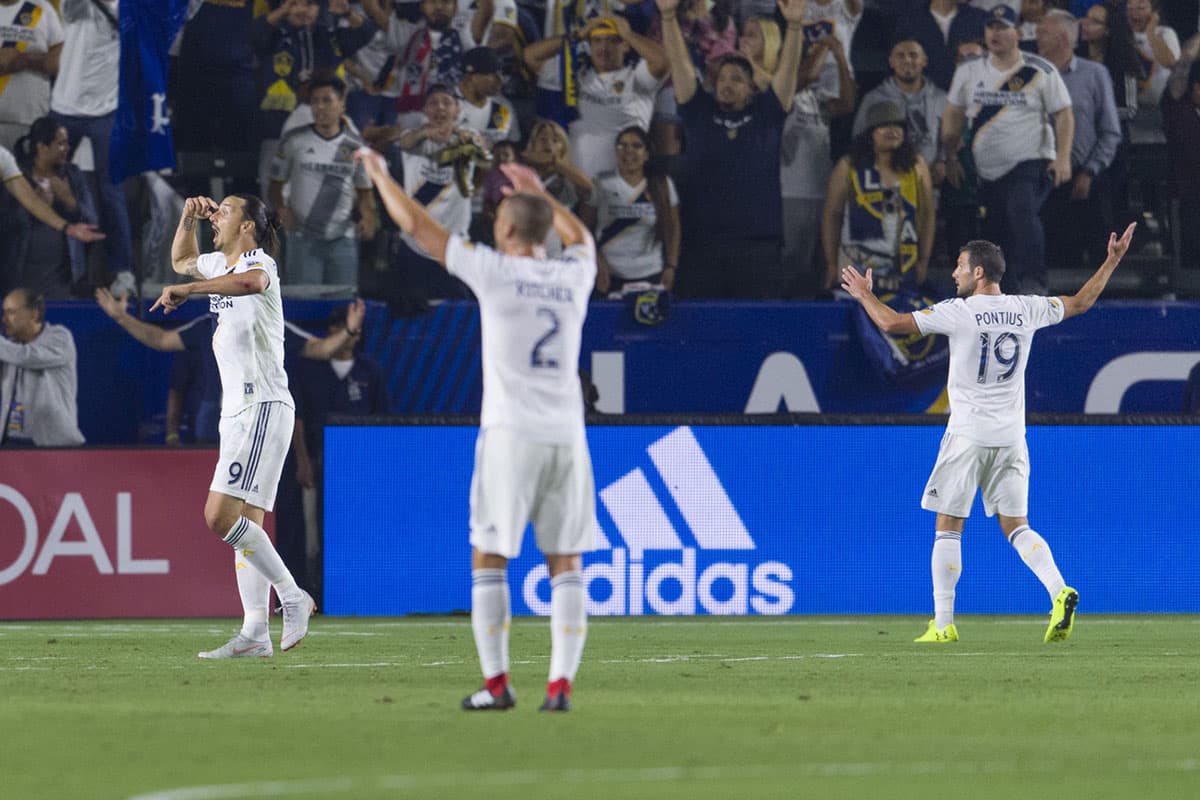 El marcador lo había abierto el delantero sueco Zlatan Ibrahimovic (izquierda) al minuto 16, en una jugada de gol validada por el VAR.