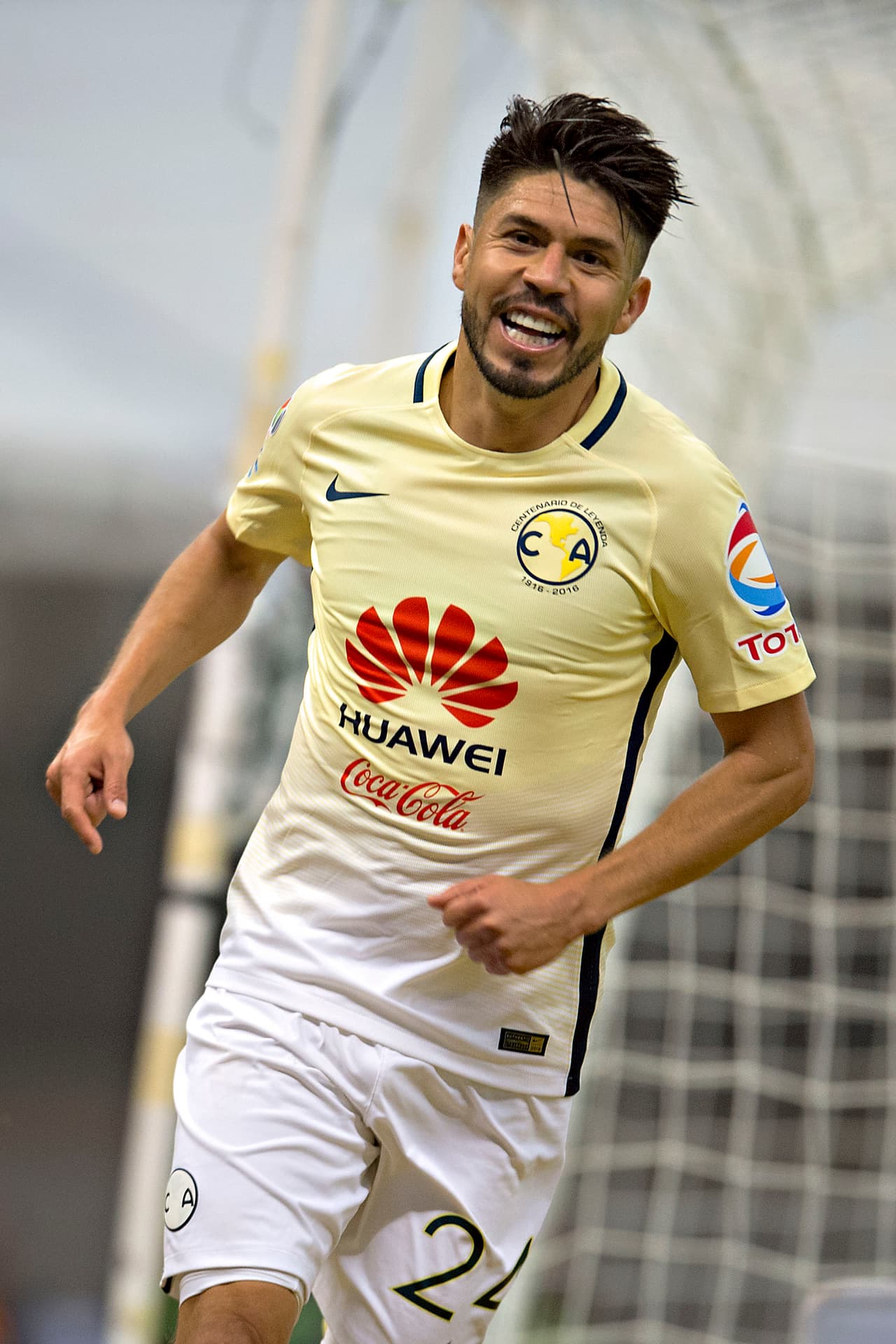 Oribe Peralta y sus tres goles ante Toluca. “El Hermoso” tuvo una actuación que no se olvidará pronto. Hizo un ‘hat-trick’ y llevó de la mano al América a la victoria ante los Diablos. Pero pudieron ser más anotaciones. Contó con al menos cuatro chances extras que no quisieron entrar.