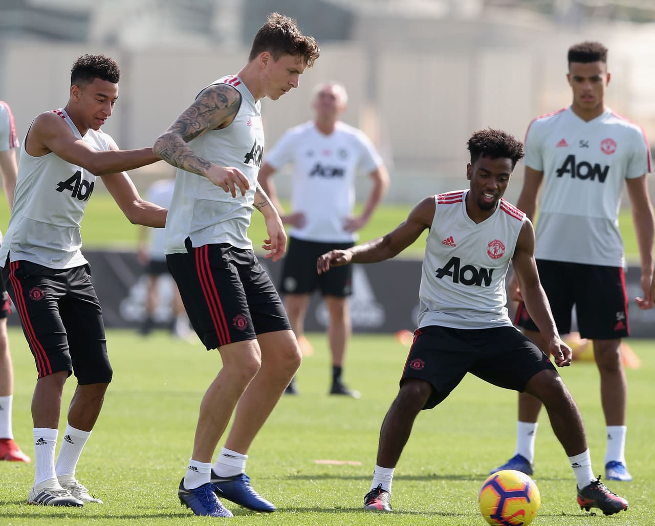 La alegría y buena energía son frecuentes en Manchester United con el técnico Ole Gunnar Solskjaer, tras la salida del portugués José Mourinho, y así quedó expuesto en su entrenamiento en Dubai.