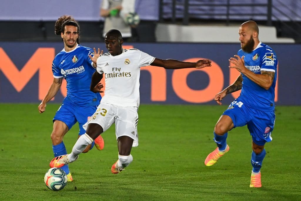 Ferland Mendy se recupera rápidamente gracias a su gran velocidad, recupera el balón y comienza el contragolpe del club blanco.