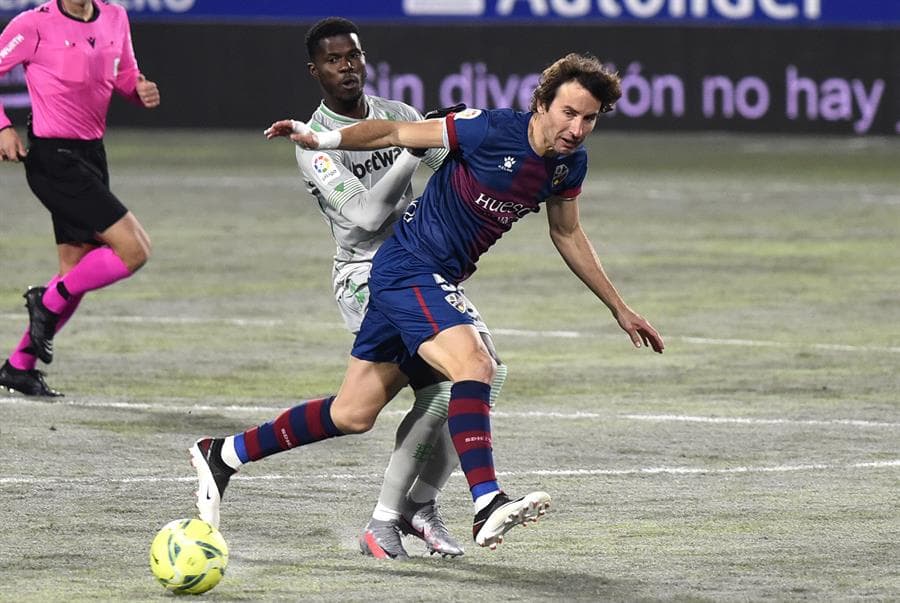 El Real Betis, con goles de Aissa Mandi y Antonio Sanabria, y con 10 hombres en cancha, obtiene cómoda victoria sobre Huesca en la J18 de LaLiga. Diego Lainez fue titular durante el encuentro.